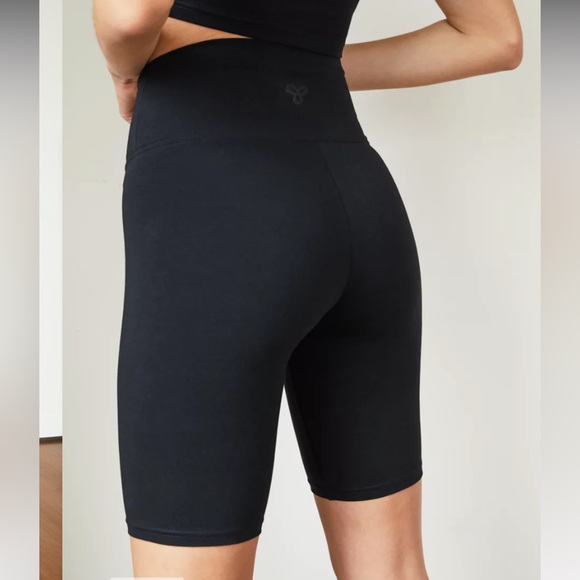 Aritizia black biker shorts - Picture 2 of 3